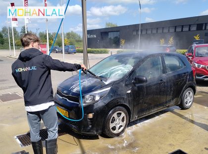 MOHANLAL XL Carwash Sliedrecht Wasbeurt bij MOHANLAL XL Tankstation Carwash Sliedrecht