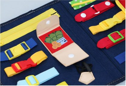 Eddy Toys Montessori activiteitenboek - kleding leren openen en sluiten - motoriek oefenen