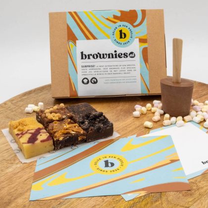 Brownies.nl Hot Chocolate Box - 6 Brownies Per Post - Brievenbus Pakket - Brownie Box - Fair trade chocolade - Chocolademelk sticks - Mini Marshmallows - Cadeau