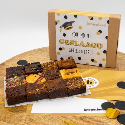 Brownies.nl Geslaagd Mini's Box - 12 Brownies Per Post - Brievenbus Pakket - 12 smaken - Eind Examen Cadeau - Geslaagd Cadeau - Cadeau Voor Geslaagde - Slagen - Brownie Box