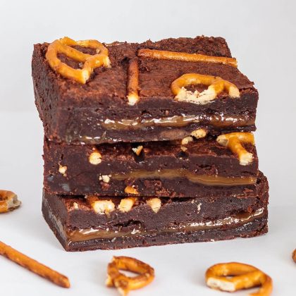 Brownies.nl Karamel Zeezout Brownie Box - 6 Brownies Per Post - Brievenbus Pakket - Brownie Box - Pure Belgische chocolade - Knapperige pretzel - Gezoute karamel