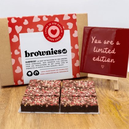 Brownies.nl Love Tegeltje Box - Brownies - 6 Brownies - Brievenbus Pakket - Brownie Box - Liefdes Cadeau - Liefde Vieren - You Are A Limited Edition - Cadeau