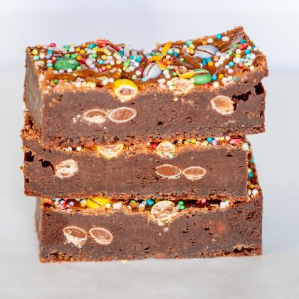 Brownies.nl Smarties Confetti Brownie Box -12 Brownies Per Post - Brievenbus Pakket - Brownie Box - Belgische chocolade - Mini Smarties - Sprinkles - Cadeau