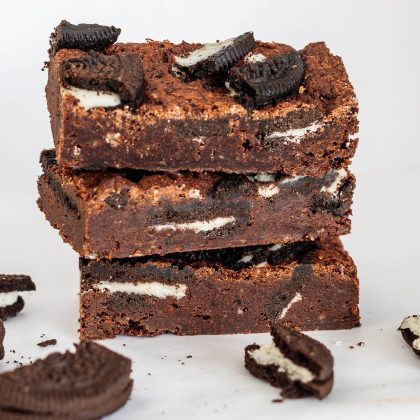Brownies.nl Oreo Brownie Box - 12 Brownies Per Post - Brievenbus Pakket - Brownie Box - Pure fair trade Belgische chocolade - Gemalen Oreo koekjes - Cadeau