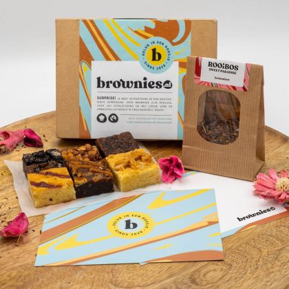 Brownies.nl Thee & Brownie Box - 6 Brownies Per Post - Brievenbus Pakket - Brownie Box - Fair trade chocolade - Rooibos Sweet Rose thee - Oreo - Nutella - Cadeau