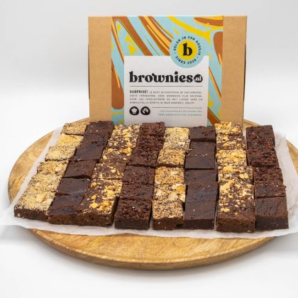 Brownies.nl Vegan Mini Brownie Box - 48 Brownies Per Post - Brievenbus Pakket - Brownie Box - 70,5% Pure chocolade - Original - Noten - Framboos - Kokos - Cadeau