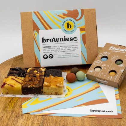 Brownies.nl Brownies & Bloei Box - Brownies Per Post- Brownie Box - 6 Smaken - Blossombs - 4 Zaadbommetjes - Bloemen - Brievenbuspakket - Ambachtelijke Brownies