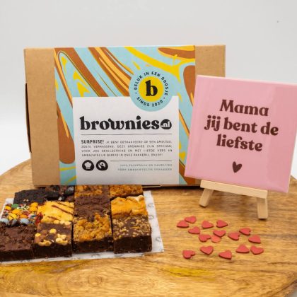 Brownies.nl Liefste Mama Tegeltje Box - 12 Brownie Smaken - Brievenbus Pakket - Brownie Box - Lieve Mama - Moeder Cadeau - Mama Jij Bent De Liefste - Brownie Box