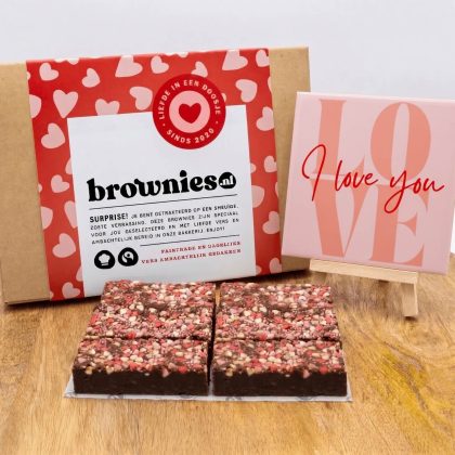 Brownies.nl Love Bite & Love Tegeltje - Hartjes Brownies - 6 Brownies - Brievenbus Pakket - Brownie Box - Liefdes Cadeau - I Love You Tegeltje - Romantisch