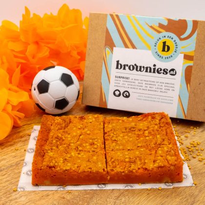 Brownies.nl WK Oranje Box - 6 Blondies Per Post - Brievenbus Pakket - Brownie Box - Sinaasappel Blondies - Oranje Blondie - WK Brownies - Oranje Cadeau - Vers