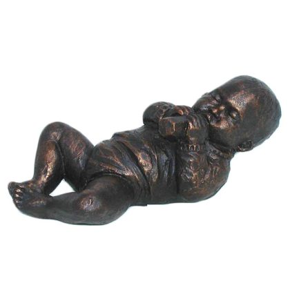 Tenax Beeld Baby ligt op rug met flesje