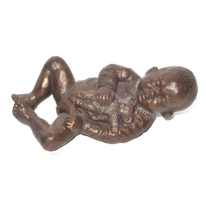 Tenax beeldje baby ligt op rug beertje