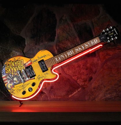 Fiftiesstore Lynyrd Skynyrd Gibson Gitaar Neon Verlichting 117 x 45 cm - Rood, Wit