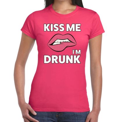 Bellatio Decorations Kiss me I am Drunk t-shirt roze dames